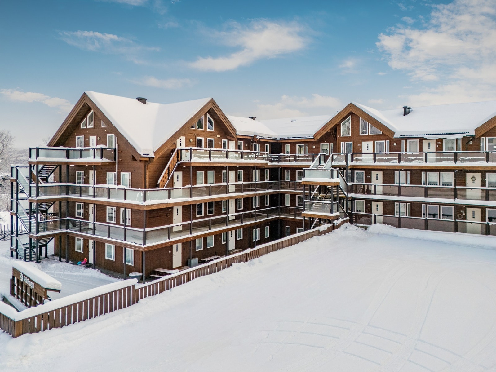 Leilighetsbygg med hyggelig uteområde og gjesteparkering over garasjeanlegget Galleribilde