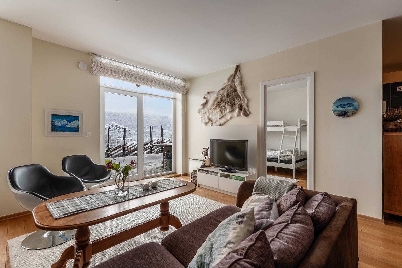 Store vindusflater slipper dagslyset inn Galleribilde