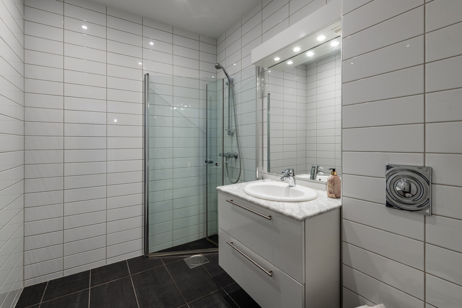 Bad har fliser på gulv og vegger Galleribilde