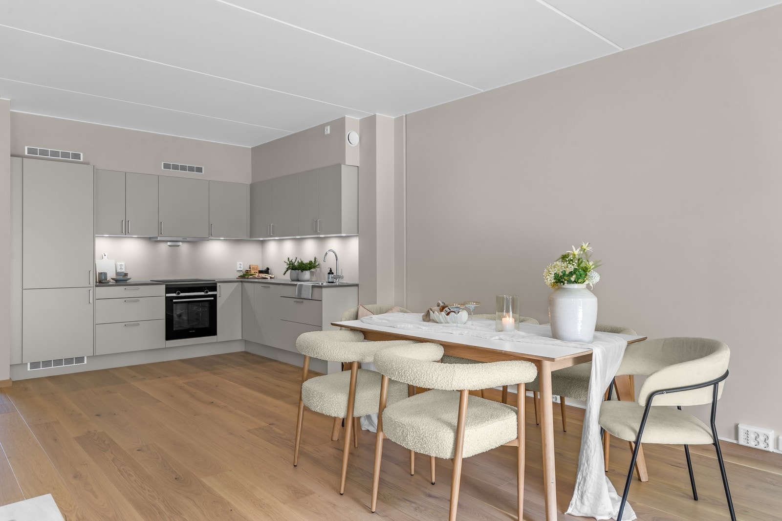 Kjøkken med spiseplass Galleribilde