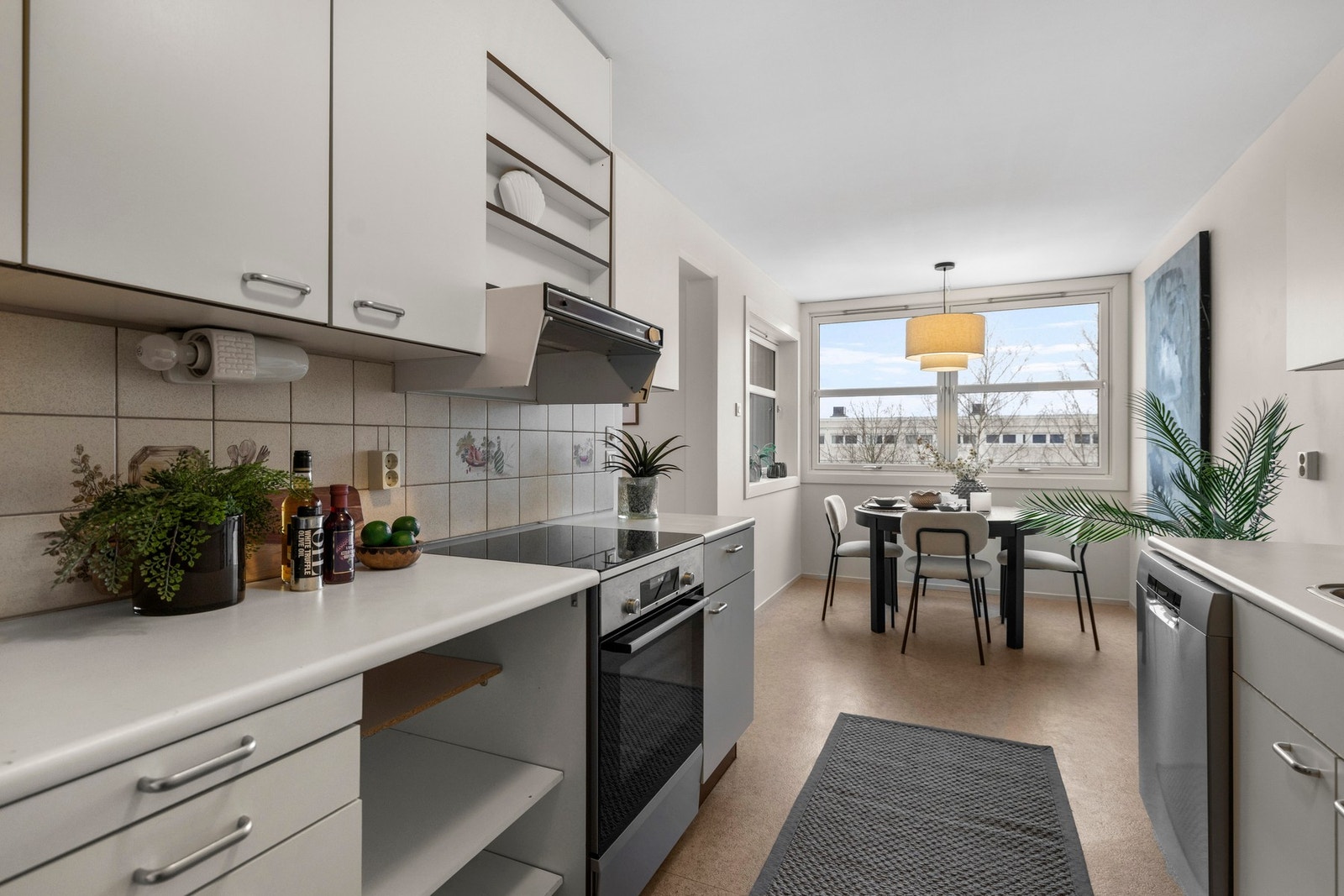 Kjøkkenet har plass til frittstående hvitevarer som stekeovn, oppvaskmaskin og kjøleskap. Galleribilde