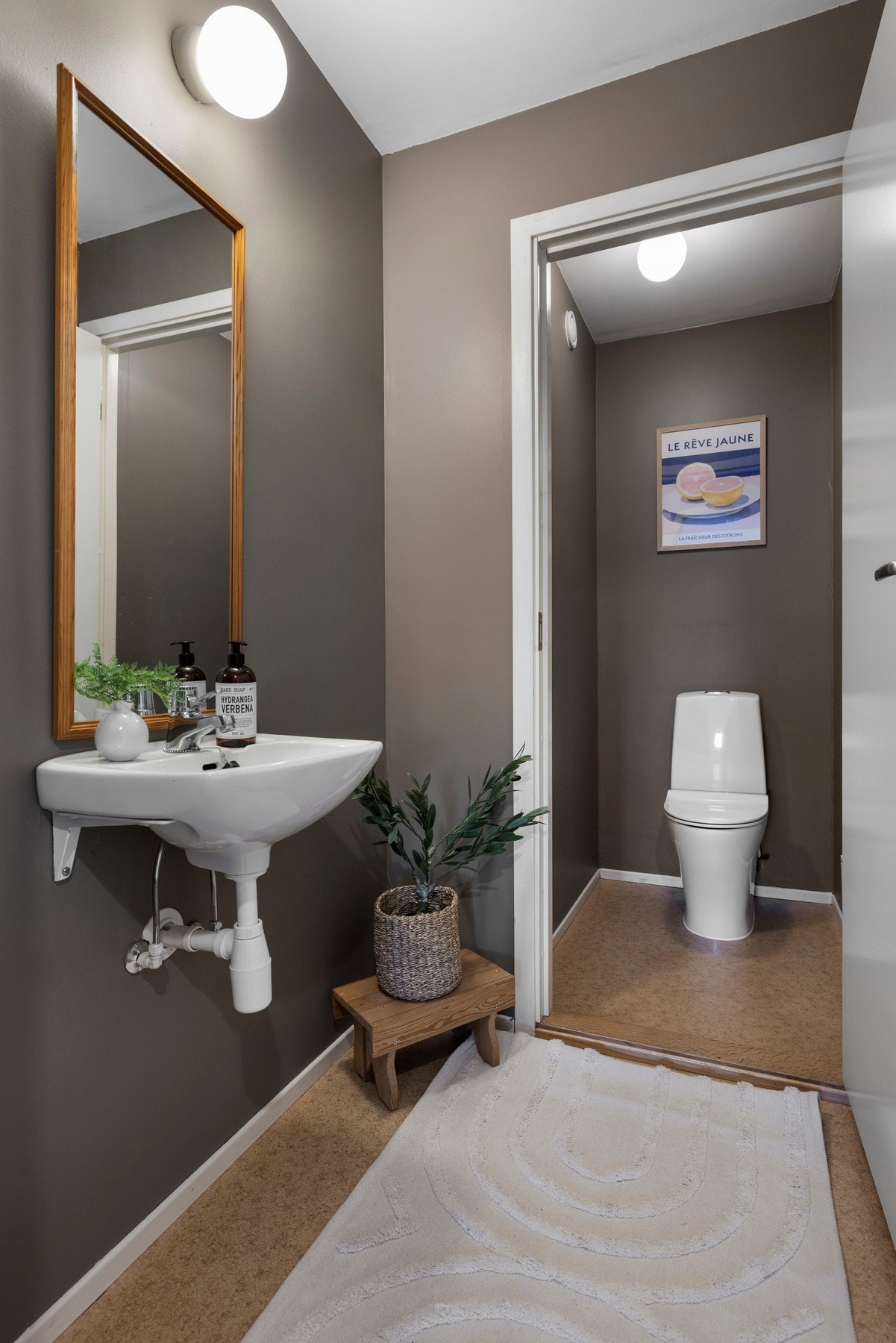 Boligen har et separat toalettrom med vegghengt servant samt gulvstående toalett i eget rom med dør. Rommet har naturlig ventilasjon. Galleribilde