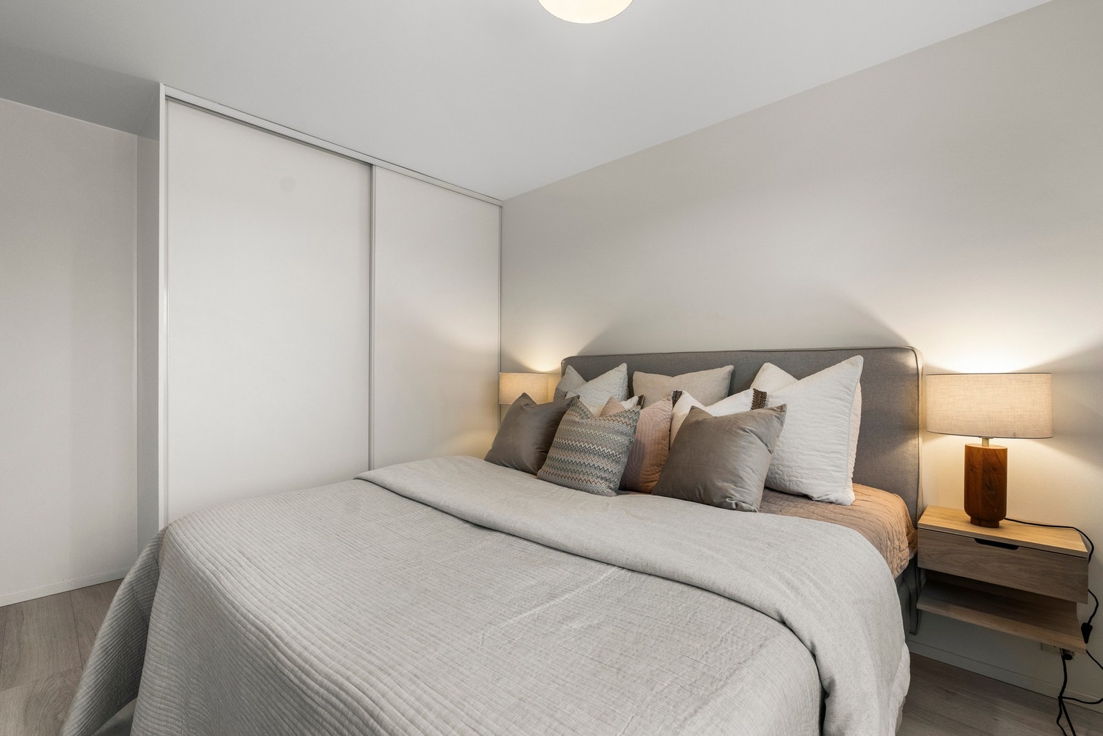 Hovedsoverommet er innredet med skyvedørsgarderobe. Galleribilde