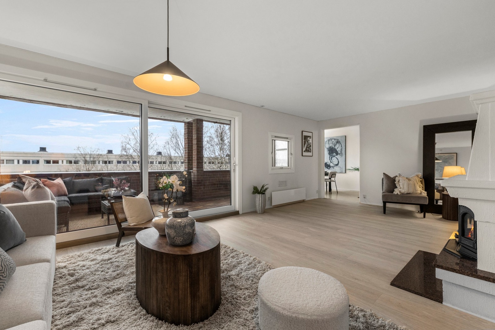 I enden av rommet er det utgang til en koselig terrasse, som på sommerstid oppleves som en forlengelse av stuen. Galleribilde