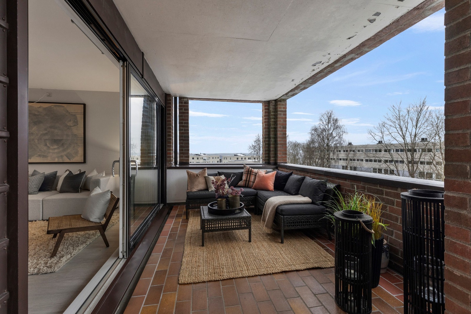 Blokken ligger flott til, slik at du fra én side ligger i 1.underetasje og den andre i 3.etg. Galleribilde