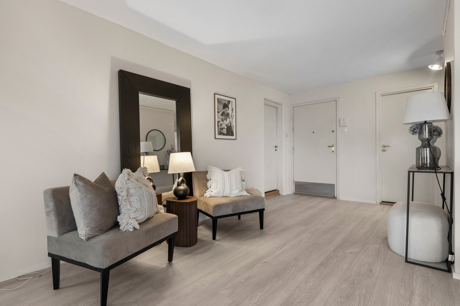 Hyggelig entré som gir et godt førsteinntrykk og fungerer som det naturlige knutepunktet i leiligheten. Galleribilde