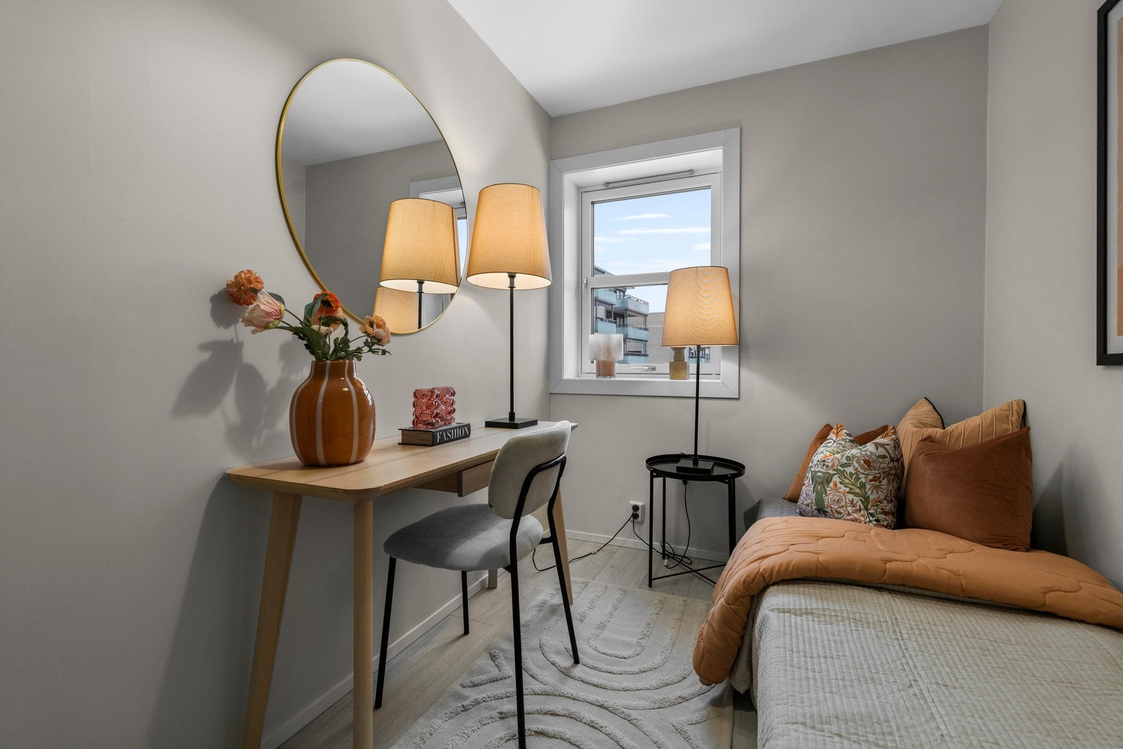 Soverom I - kan benyttes som leilighetens kontor, barnerom eller gjesterom etter ønskelig behov Galleribilde