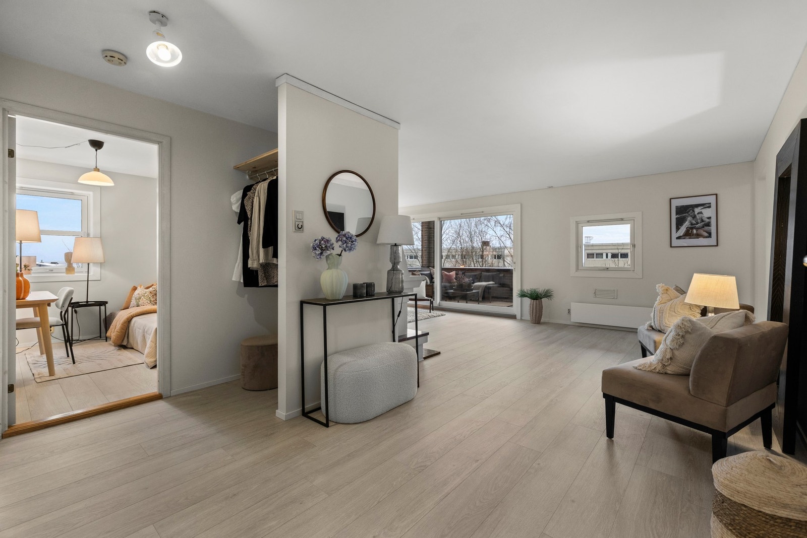 Fra entréen er det er god plass til oppbevaring og enkel tilgang til de øvrige rommene. Galleribilde