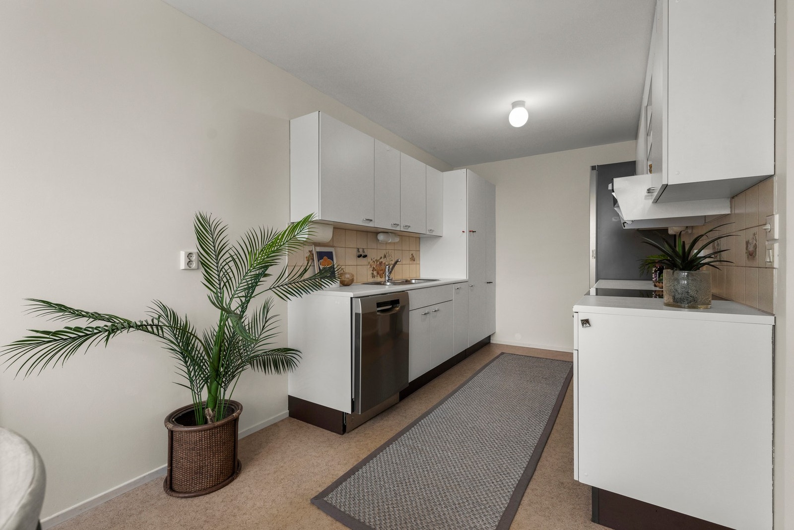 Eldre laminat kjøkkeninnredning med glatte fronter. Galleribilde