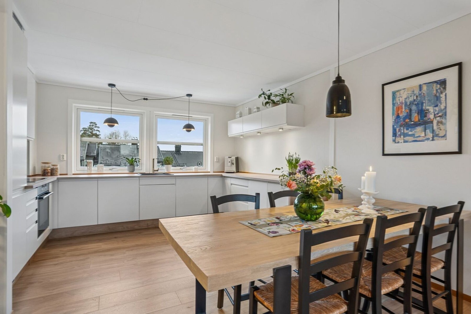 Kjøkkenet er romslig og stilrent. Galleribilde