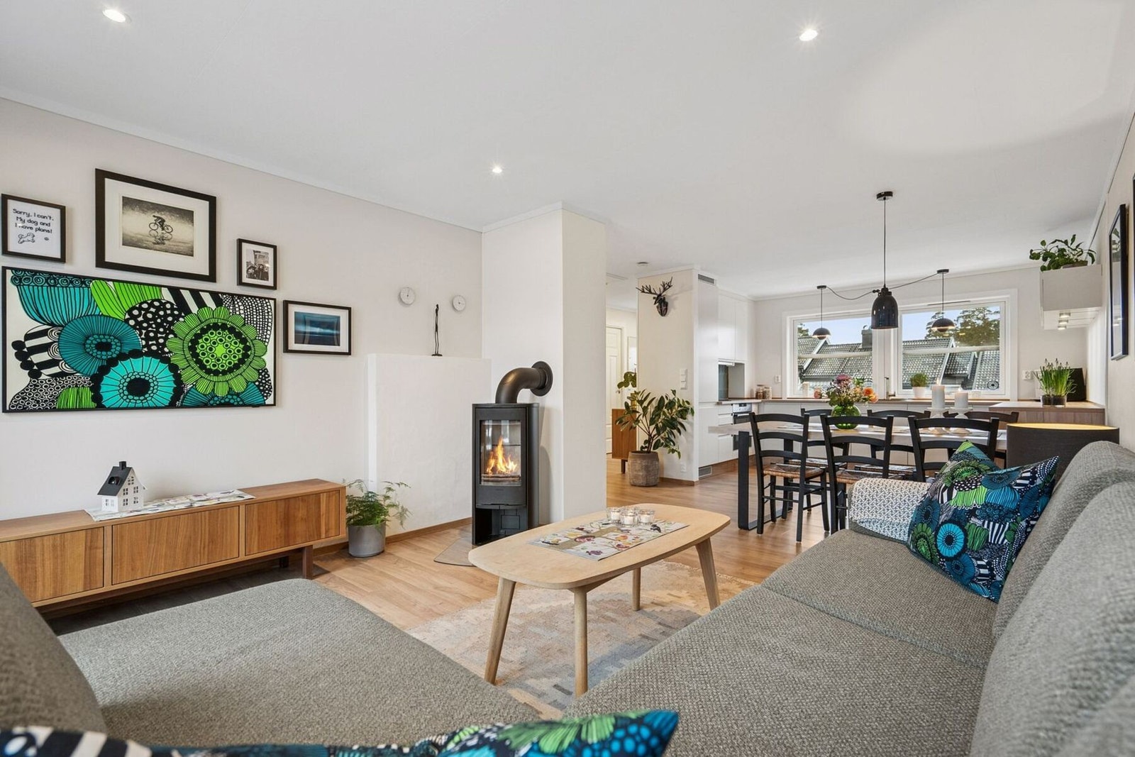 Her er god plass til både sofagruppe og et spisebord. Galleribilde