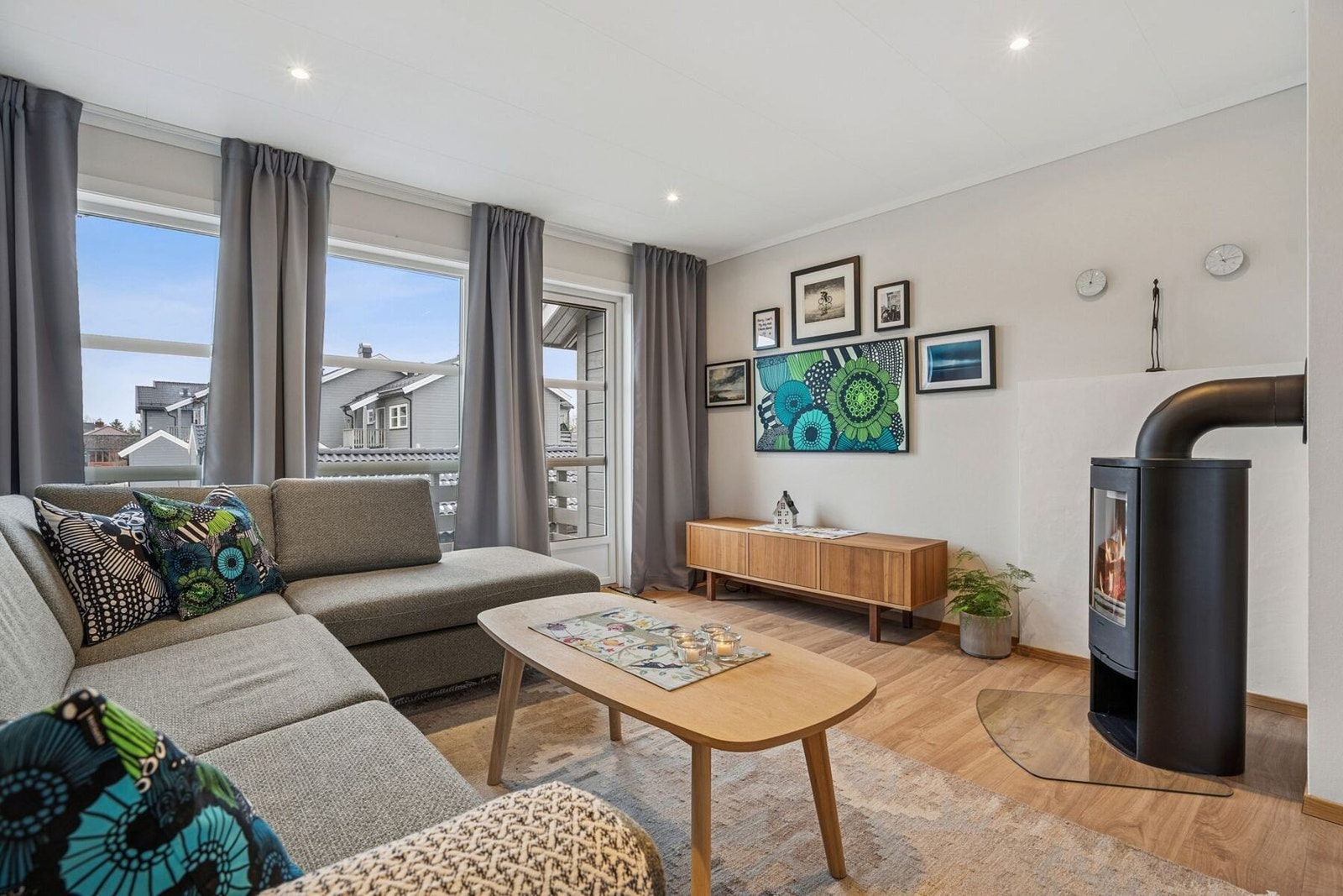 Fra stuen er det utgang til balkongen. Galleribilde