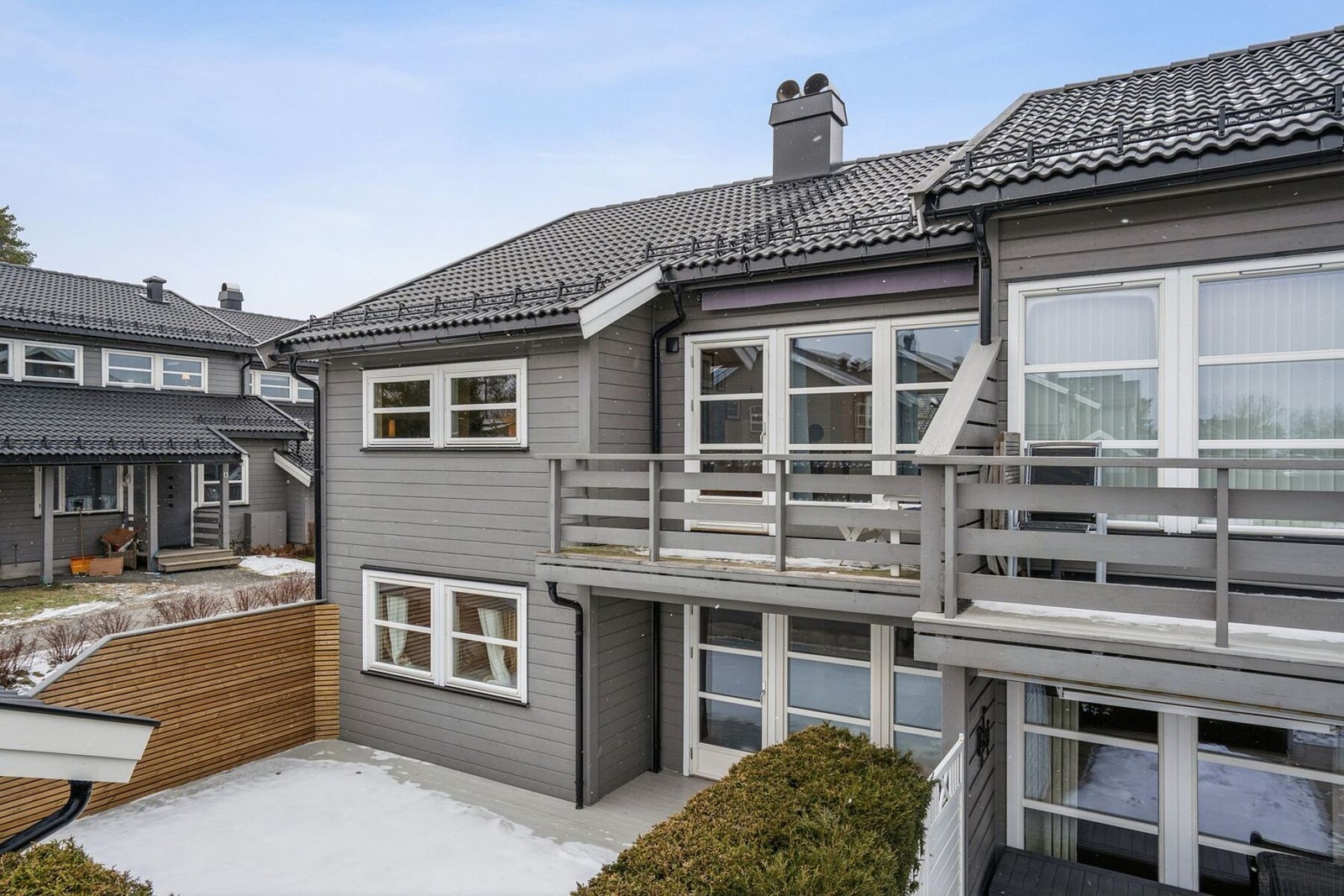 Leiligheten har en balkong hvor det er montert ny markise fra 2025. Her bor man fint til i 2.etasje på enden av rekkehuset. Galleribilde