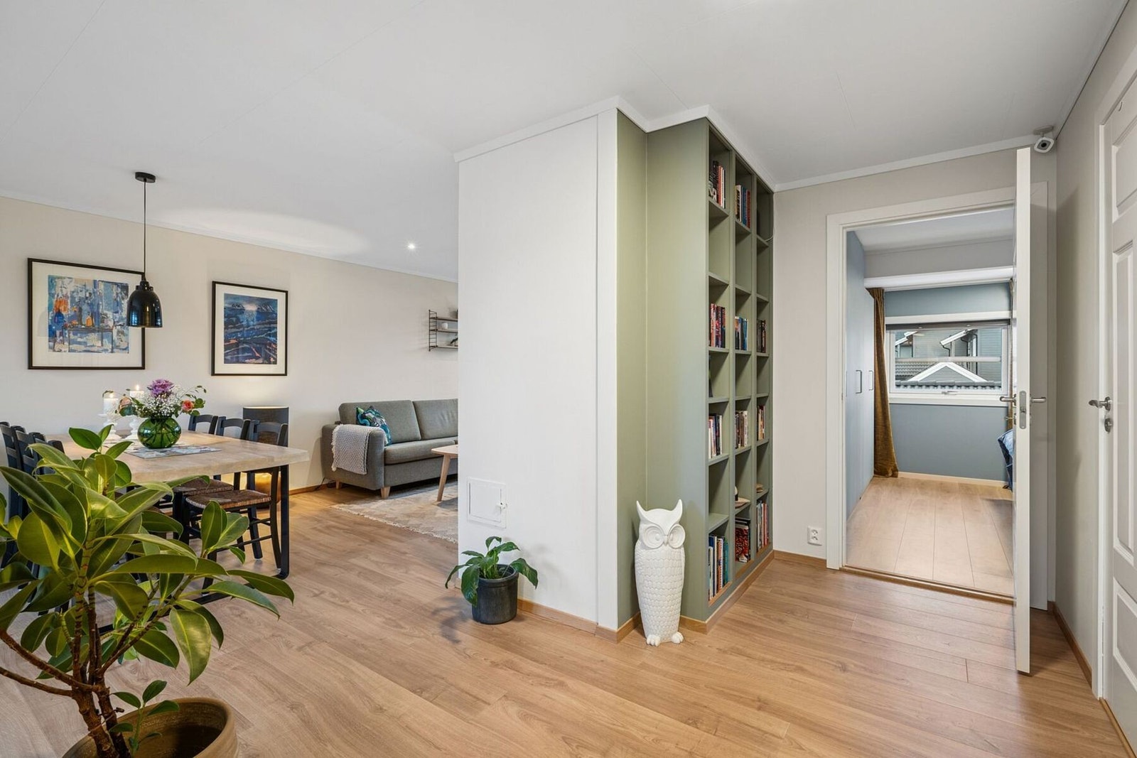 I gangen finner man en lekker innebygd reol som kan brukes til bøker eller annet utstyr som vesker eller sko. Galleribilde