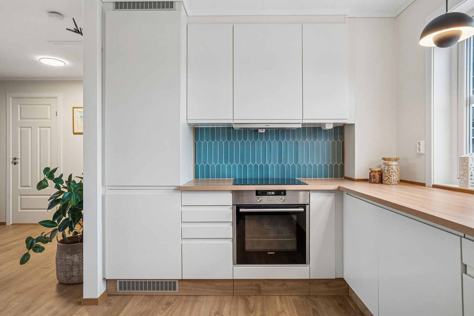 Det er lagt nye fliser bak vegg ved platetopp i 2025. Galleribilde