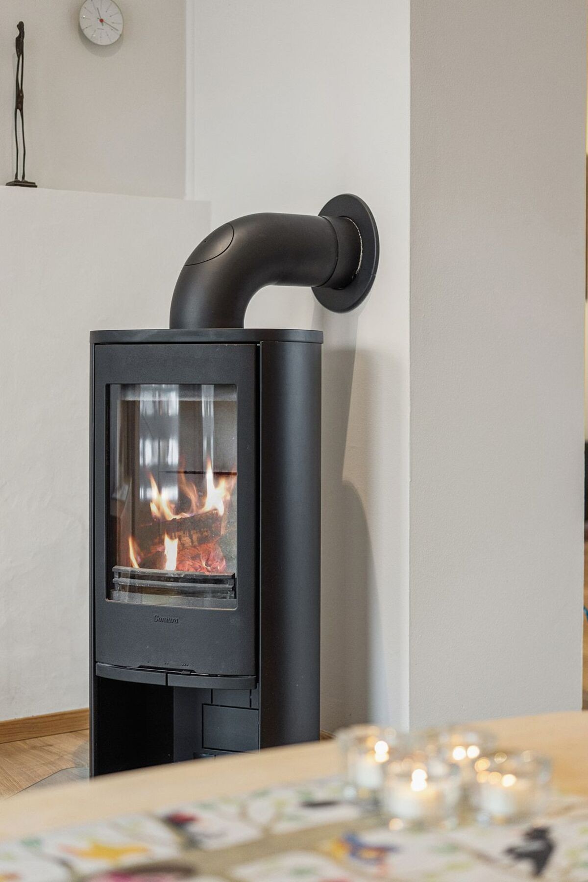 I stuen ble montert ny peisovn i 2024. Galleribilde