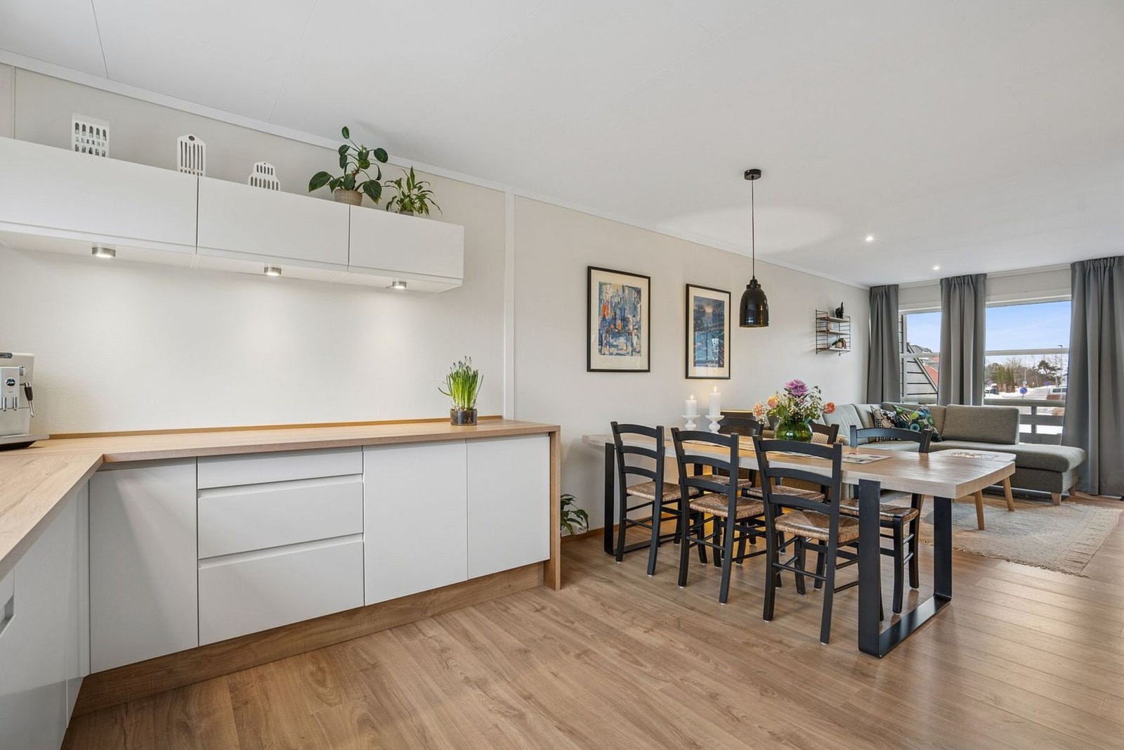 Leiligheten har en flott stue med kjøkken i åpen løsning og vinduer som gir fint, gjennomgående lys. Galleribilde