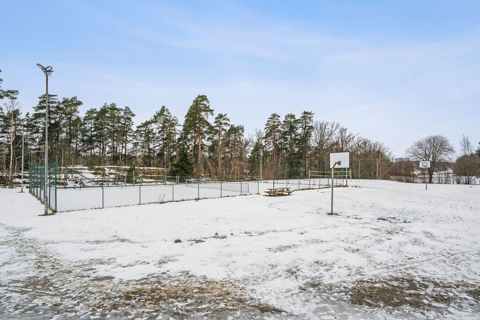 Området har også lekeplasser, fotballbane, tennisbane og skateboardrampe. Galleribilde