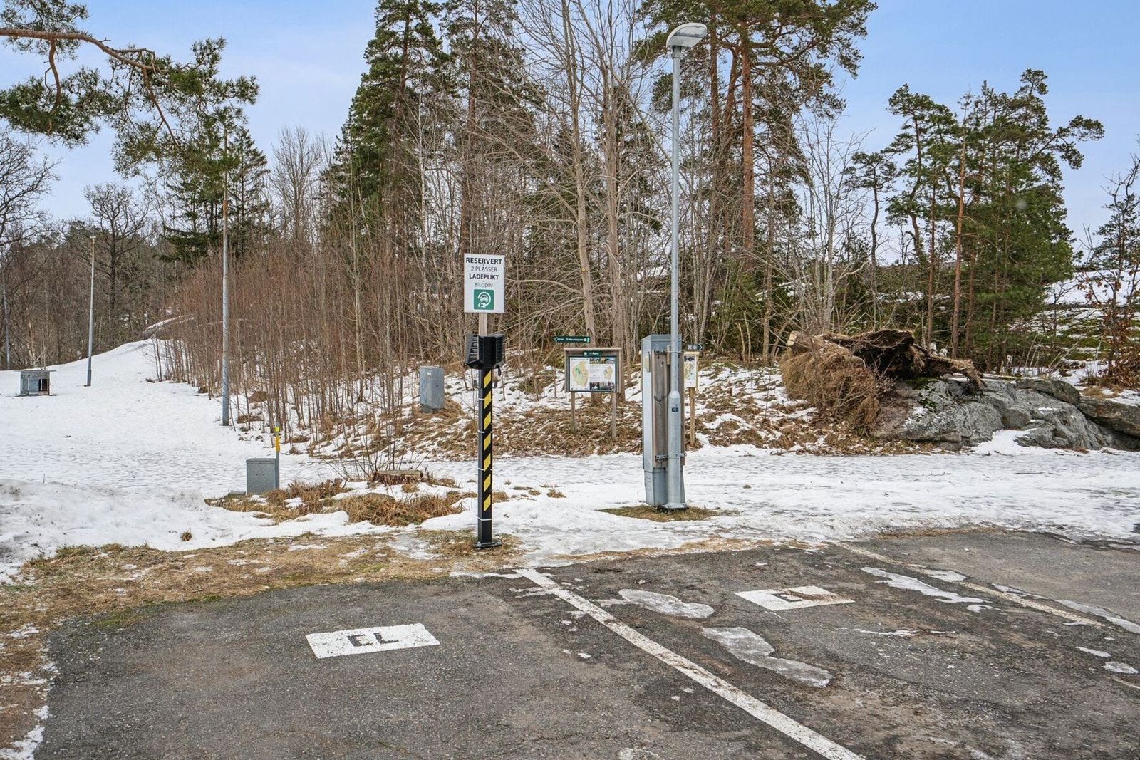 Det er mulighet for elbillading på felles parkeringsplass. Leiligheten har en egen parkeringplass. Galleribilde
