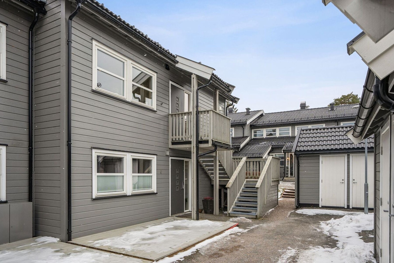 Privatmegleren v/ Weronica Sandbæk har gleden av å presentere Teksleåsen 53d! En lys og flott 3.roms leilighet i 2. etasje i et populært boområde med nærhet til vannet og skogen. Galleribilde