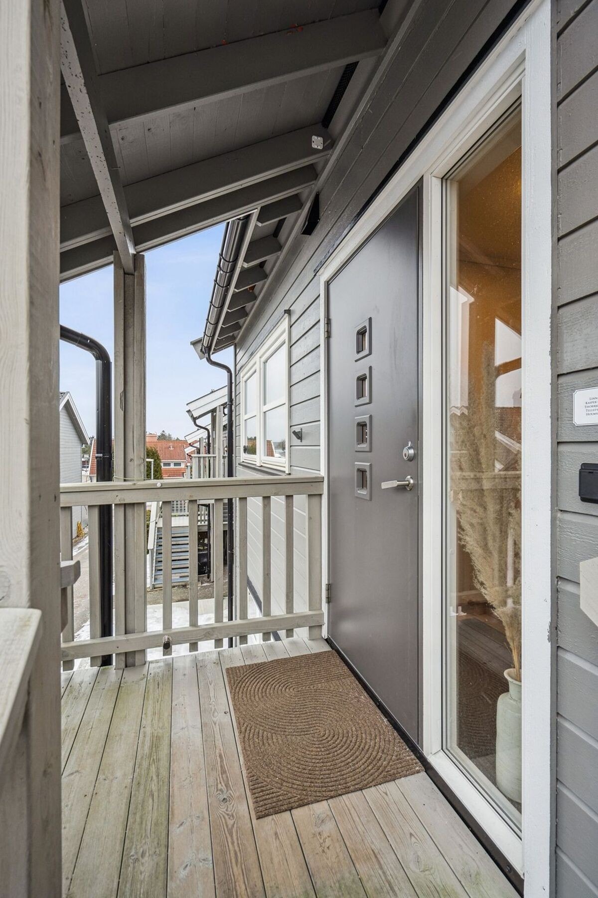 Et pent overbygd inngangsparti ønsker deg velkommen. Galleribilde