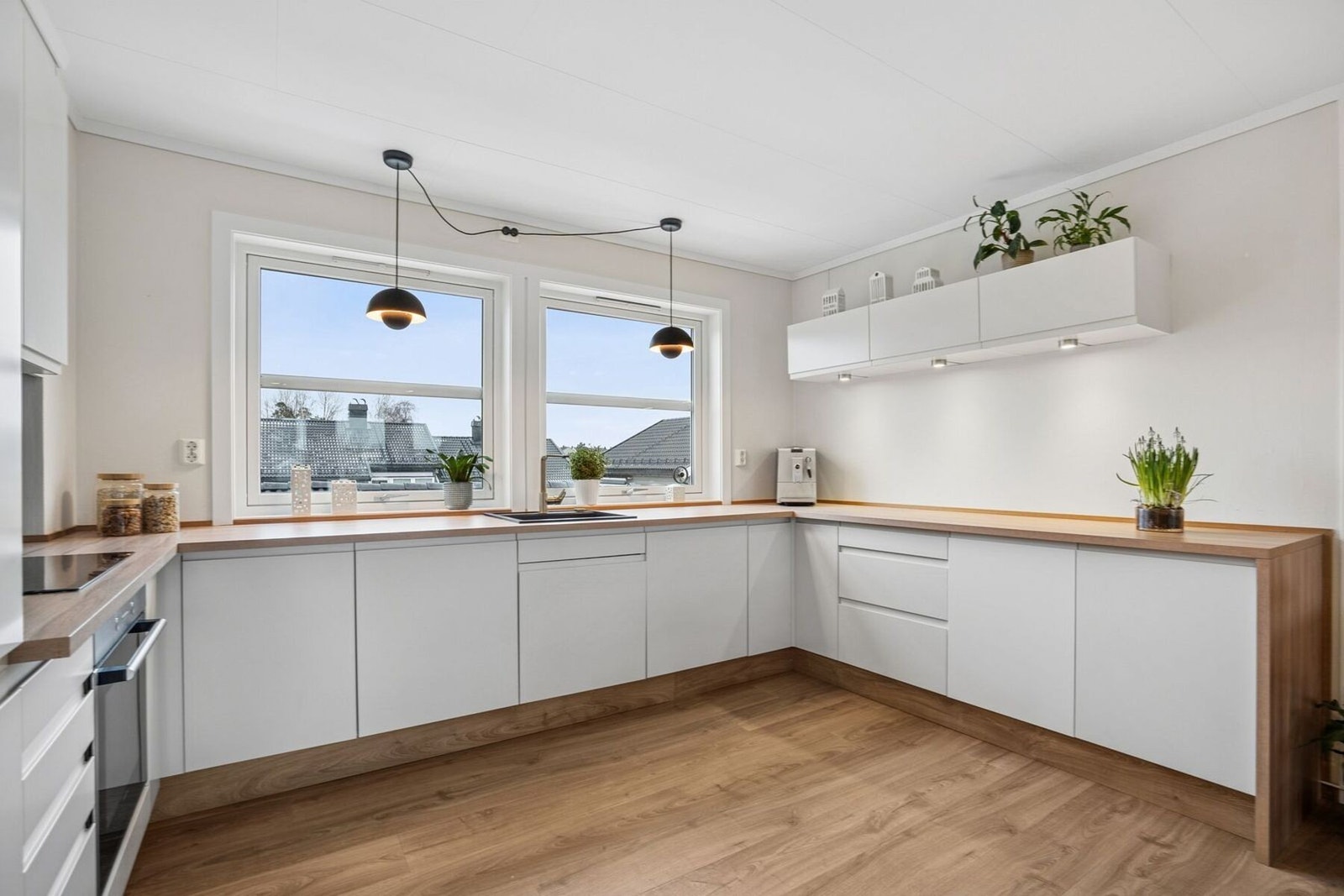 Benkeplaten er fra 2025 og de store flatene gir godt med plass til matlaging, baking og flere kokker samtidig. Det er også montert en ny vask samme år. Galleribilde