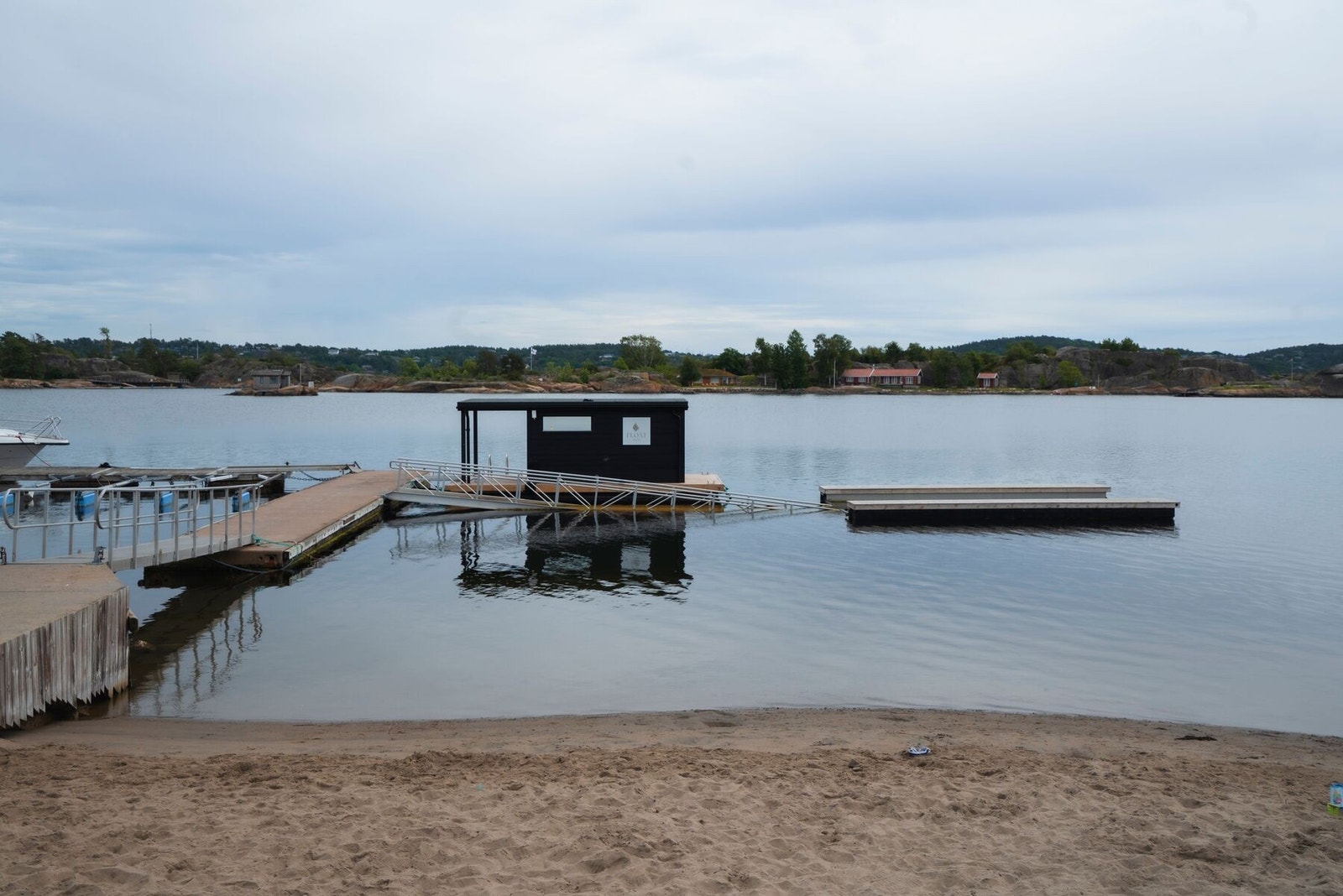 Populære Granholmen med flotte badeplasser ligger ikke langt unna leiligheten. Galleribilde