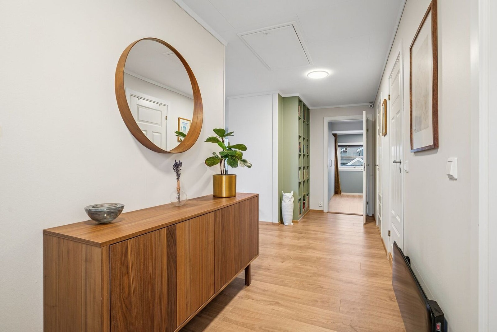 Leiligheten har et flott og innbydende inngangsparti. Det er også en innvendig bod ved inngangspartiet som gir god oppbevaringsplass. Galleribilde