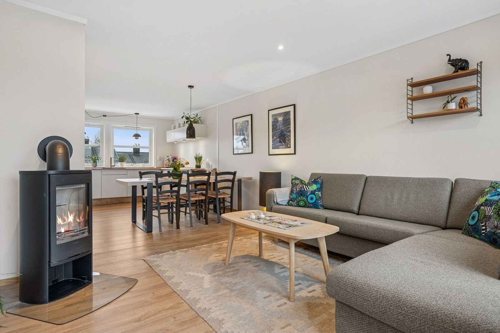 Peisen er fint plassert i den åpne stue/kjøkkenløsningen og gir rikelig med kos og varme. Galleribilde