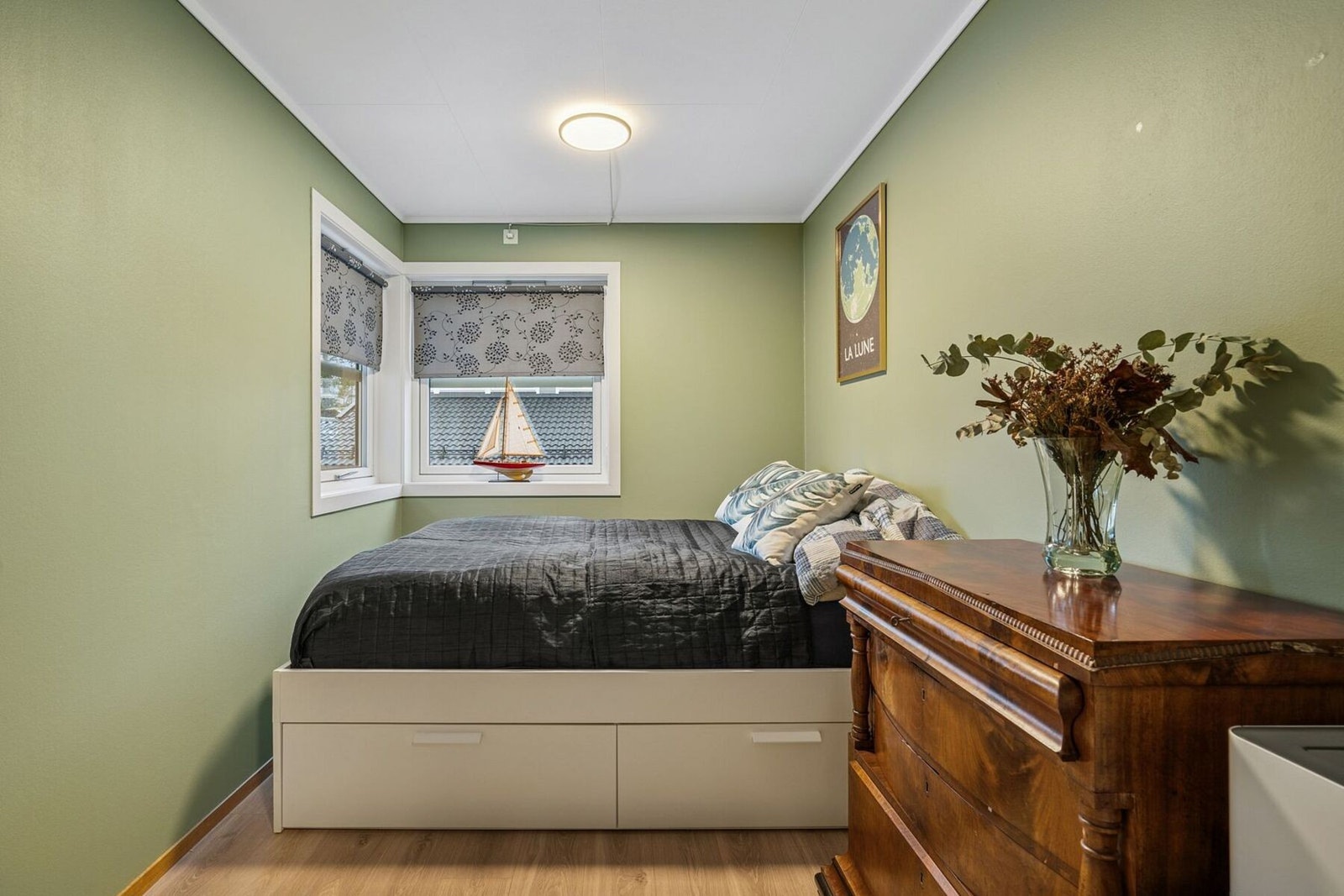 Soverom nr. 2 er malt i en herlig grønnfarge. Vinduer slipper inn godt med lys i rommet. Galleribilde