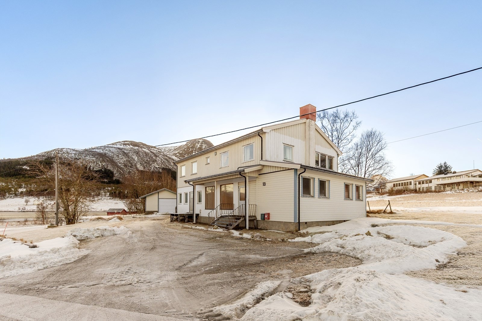 Parkering i gruset innkjørsel og i garasje Galleribilde