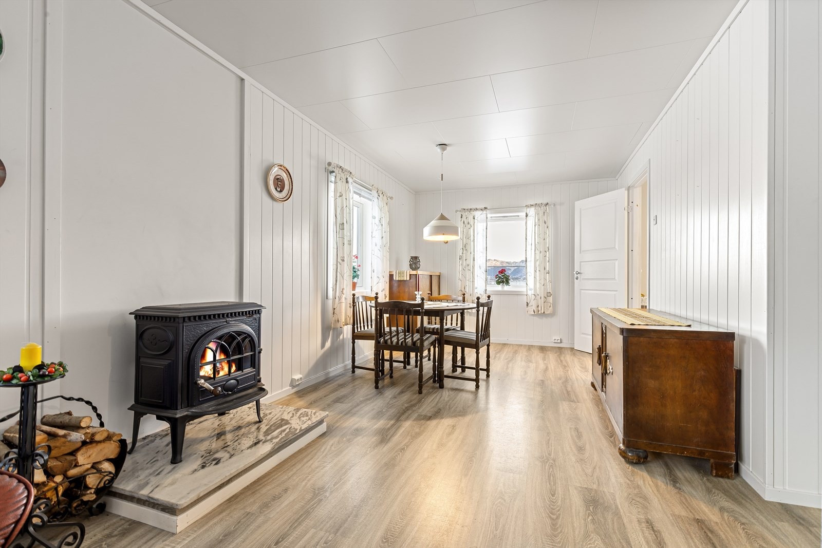 Spisestue med vinduer som gir godt med naturlig belysning og flott utsikt Galleribilde