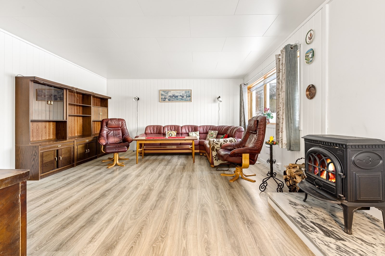 Stue pusset opp i 2018, med smartpanel på vegger og laminat gulv Galleribilde