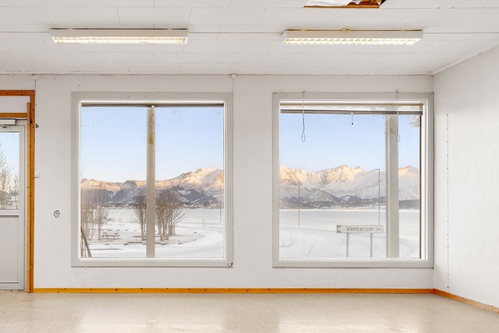 Utsikt mot omkringliggende fjell og fjord Galleribilde