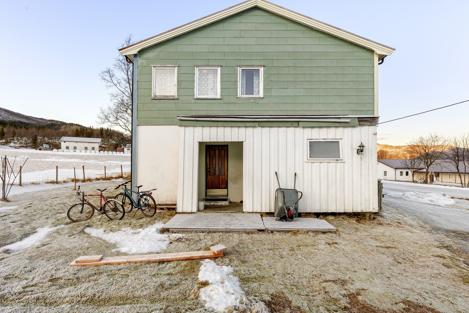 Bygningen er oppført i 1969 - Kledning og tak/takrenner er byttet i 2012 Galleribilde