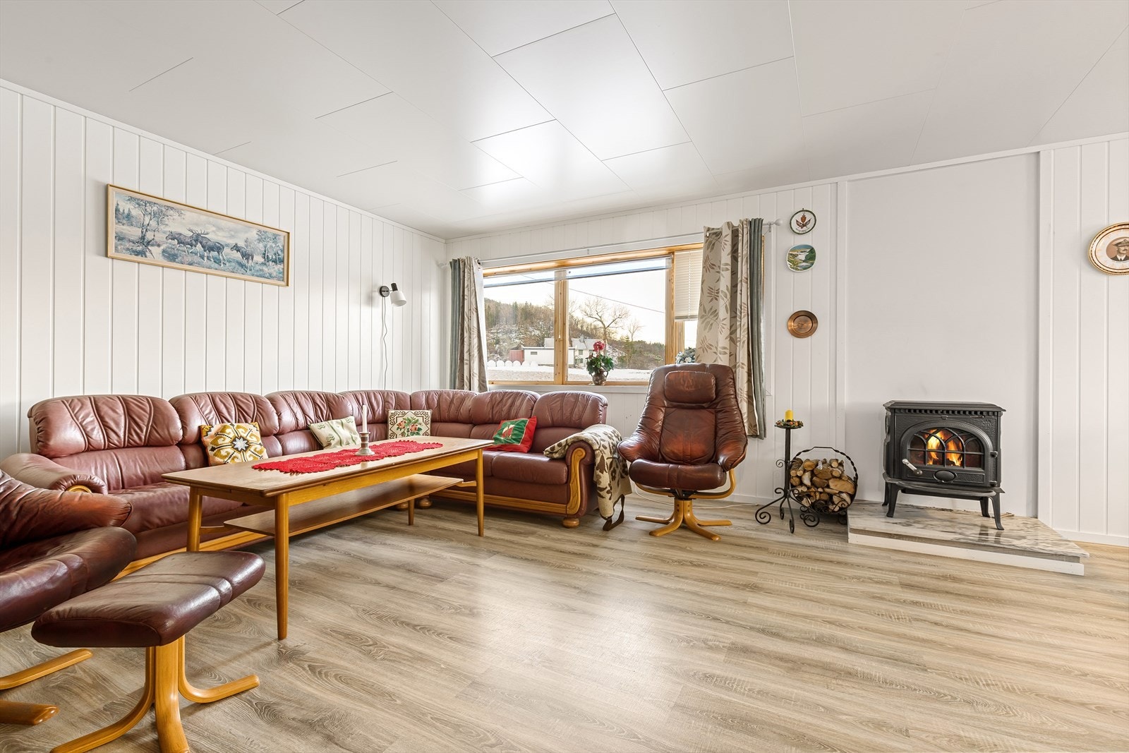 Romslig og lys stue med god plass til sofakrok Galleribilde