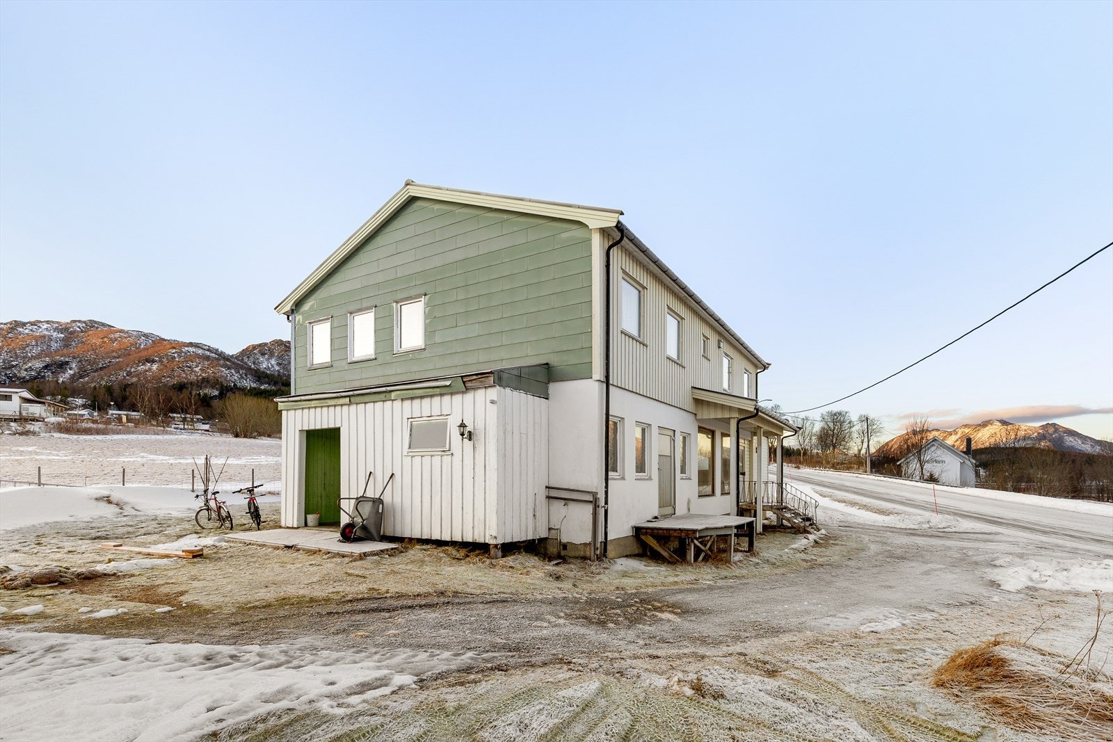 Eiendommen er opprinnelig butikkbygning med leilighet i 2.etasje - Stort potensial! Galleribilde