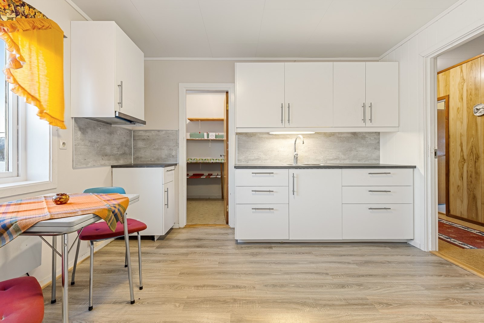 Flott kjøkken med praktisk matbod Galleribilde