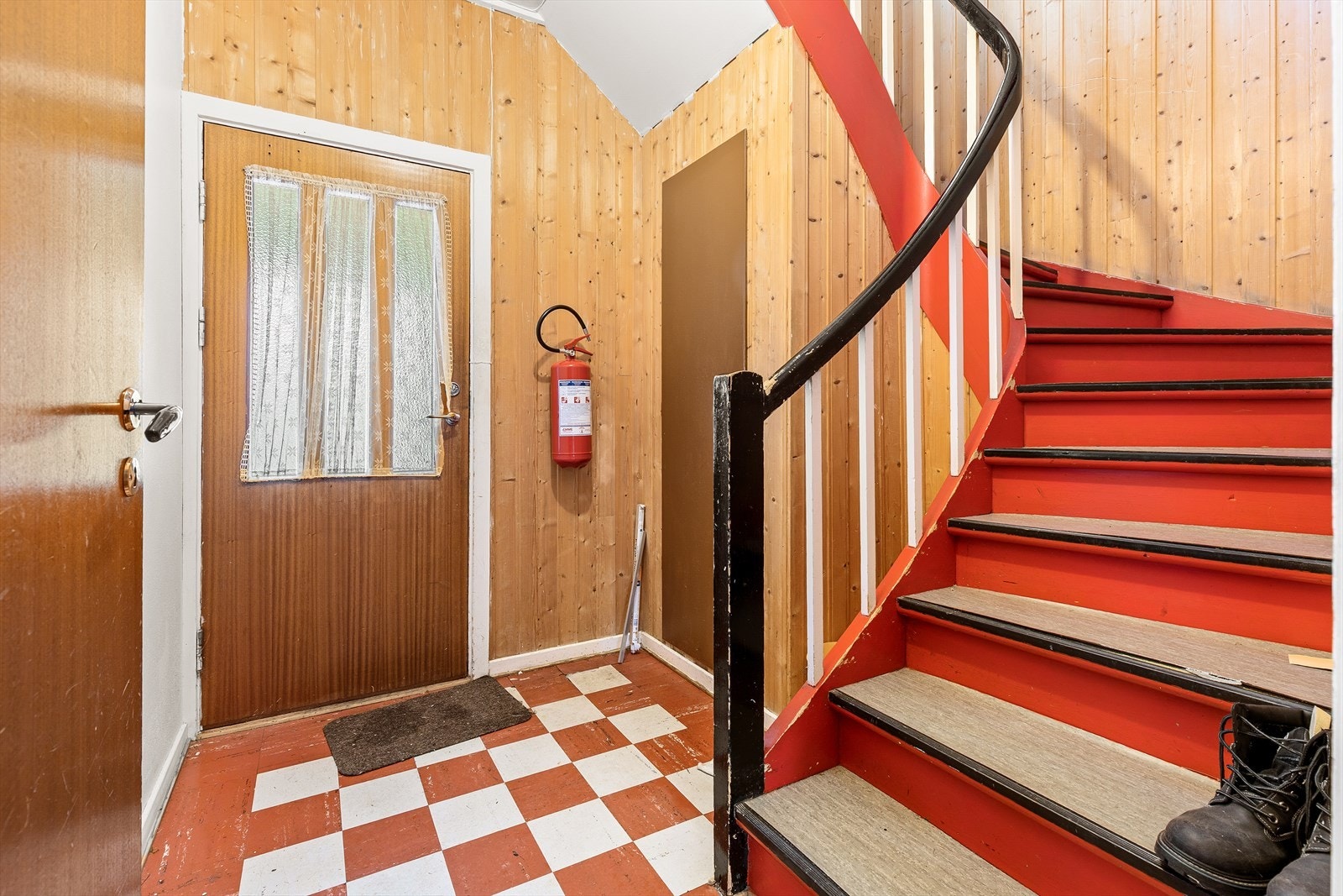 Velkommen inn! - Entré med trapp opp til leilighet i 2.etasje Galleribilde