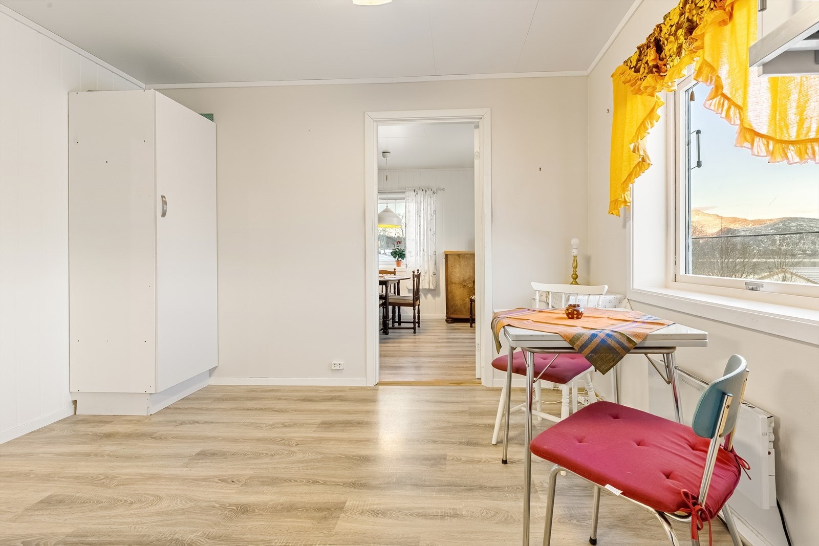 På kjøkkenet har du god plass til sittegruppe og oppbevaring Galleribilde