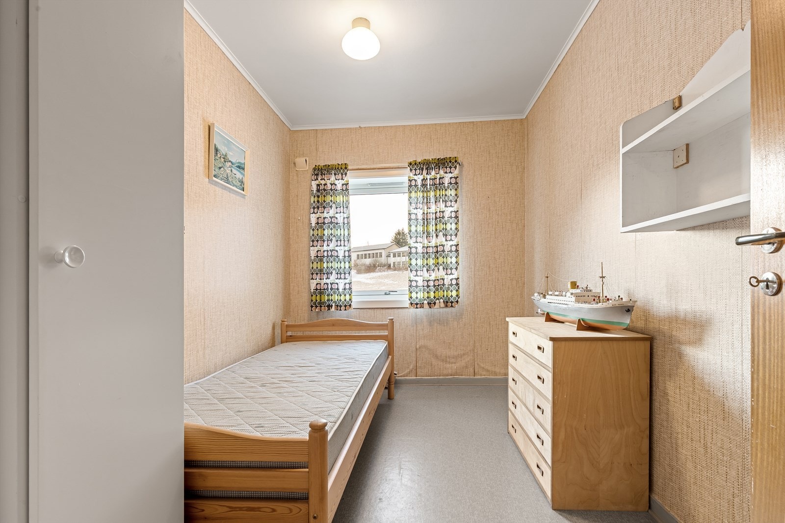 På soverommet har du plass til seng og garderobeskap Galleribilde