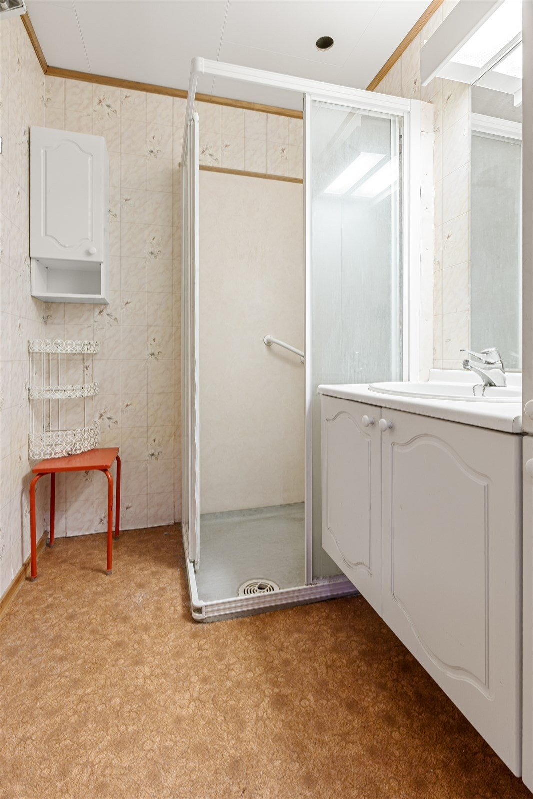 Bad inneholder dusjnisje og innredning med servant. Galleribilde