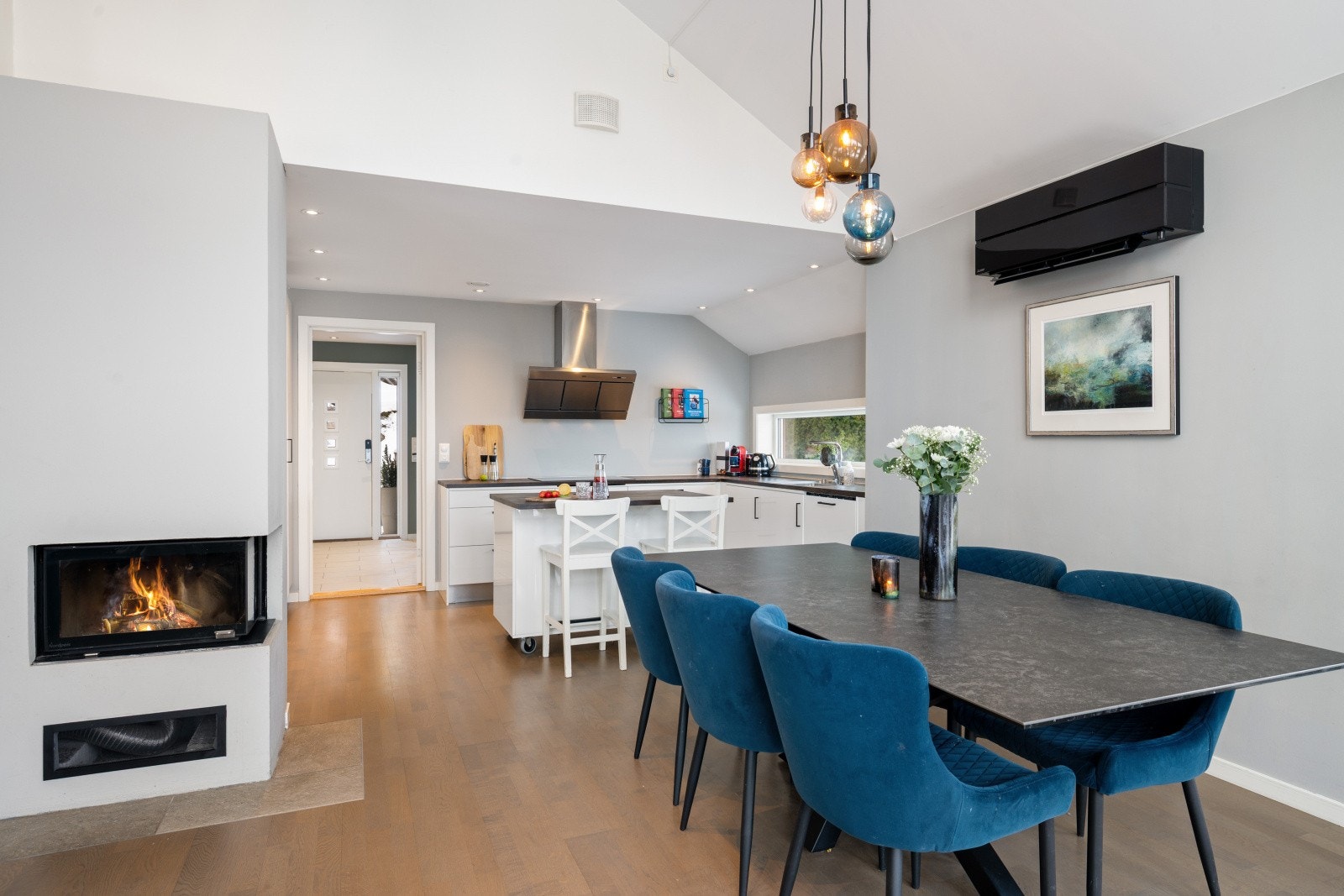 Det er naturlig å etablere en spiseplass i direkte tilknytning til kjøkkenet. Galleribilde