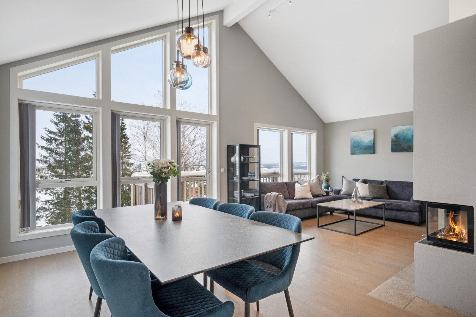 Legg merke til den imponerende takhøyden som gir rommet en luftig og eksklusiv følelse. Galleribilde