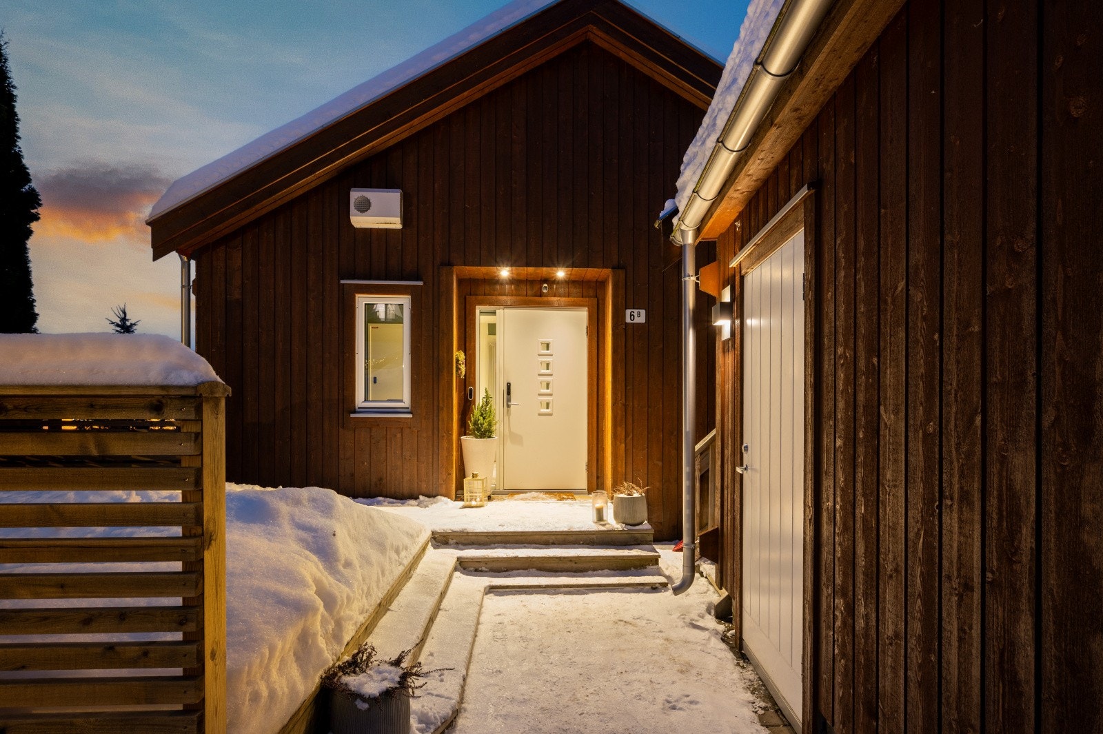 Eiendommen byr blant annet på en romslig garasje med elektrisk port, elbillader og et praktisk, stort lagringsloft. Galleribilde