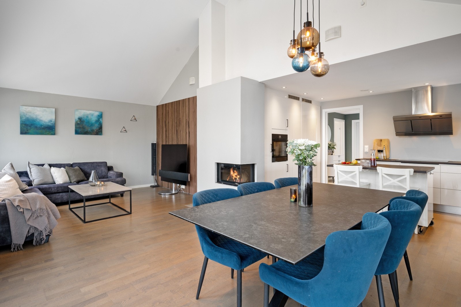 Boligen har en innbydende og åpen kjøkken- og stueløsning. Galleribilde