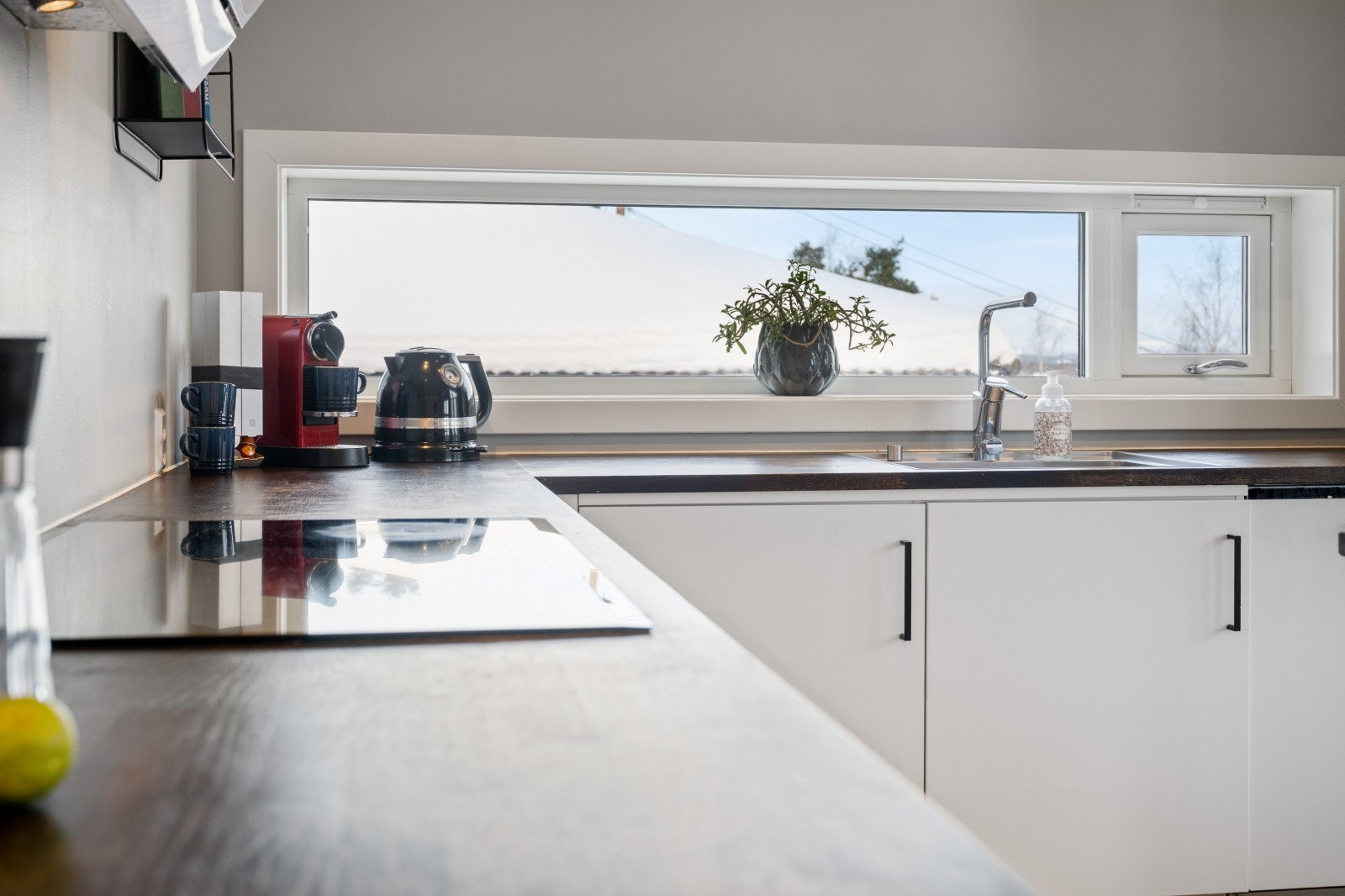 Et vindu over vasken slipper inn rikelig med naturlig lys. Galleribilde