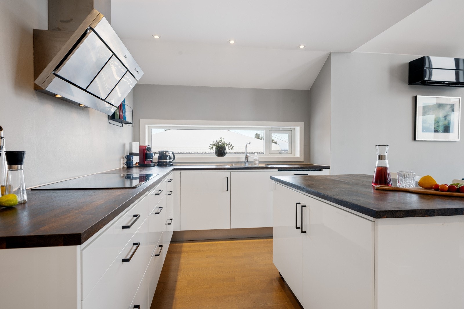 Kjøkkenet har rikelig med skap- og benkeplass. Galleribilde