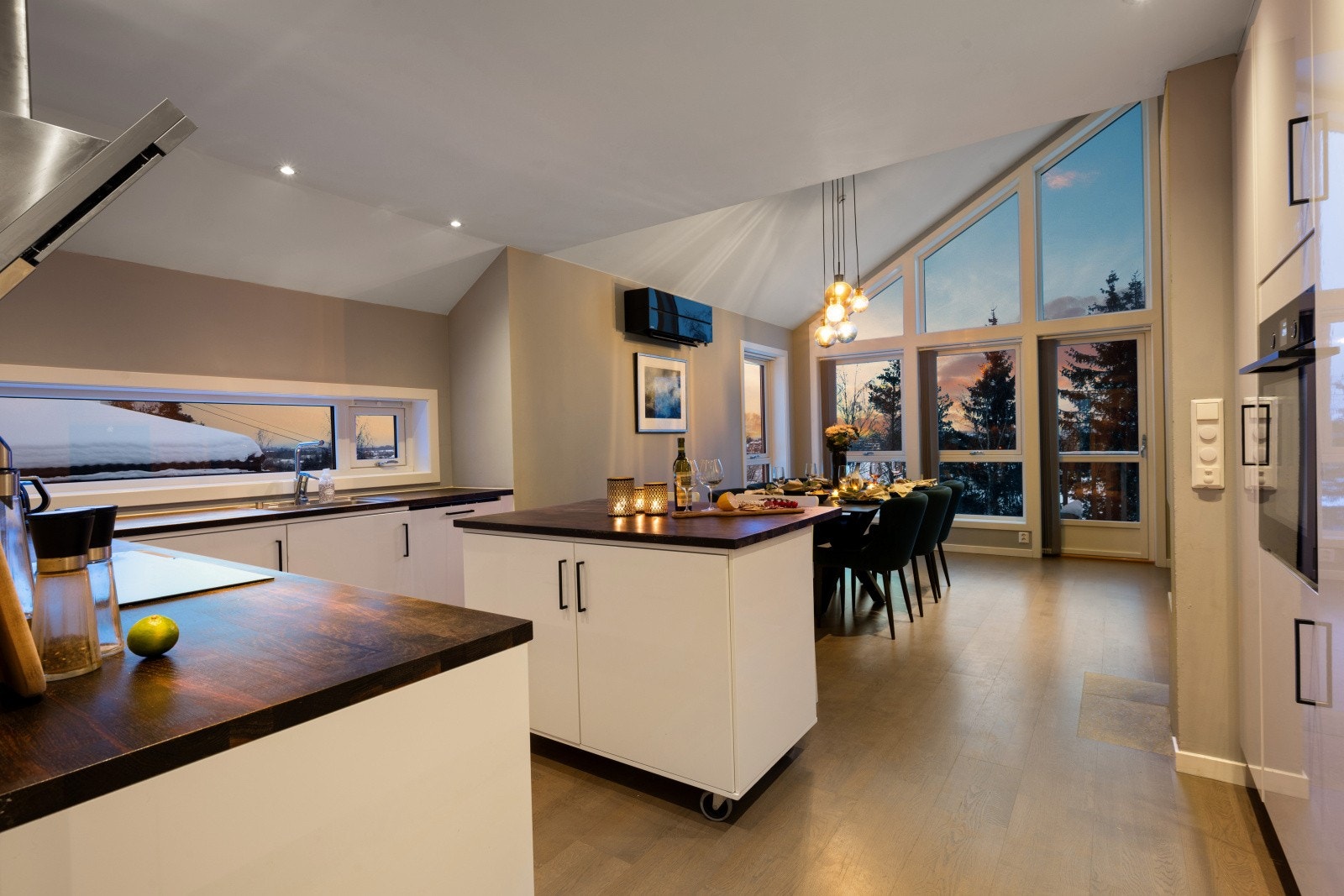 Noe som virkelig fortjener å fremheves, er den gode takhøyden i den åpne kjøkken- og stueløsningen, som gir en luftig og romslig atmosfære. Galleribilde