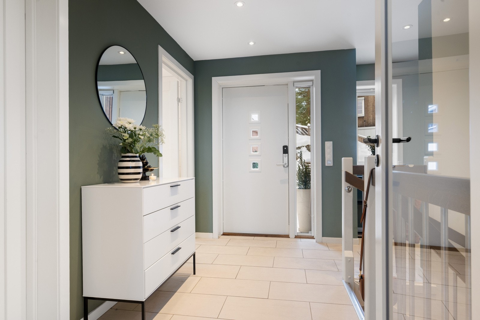 Velkommen inn til en romslig og innbydende entré. Galleribilde